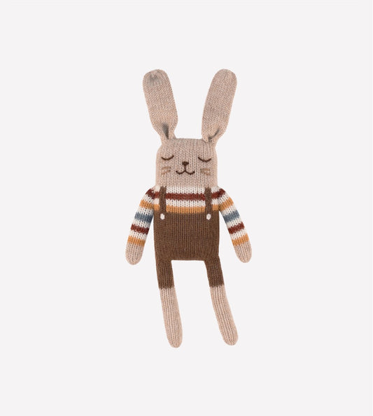 Gebreid knuffel konijntje - Rainbow sweater - Alpaca wol - Main Sauvage