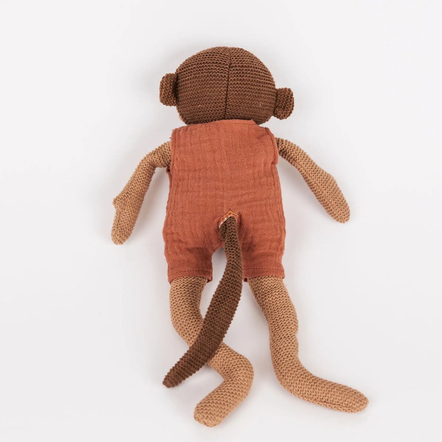 Paulo de gebreide aap - katoenen knuffel met rammelaar - Egmont Toys achter