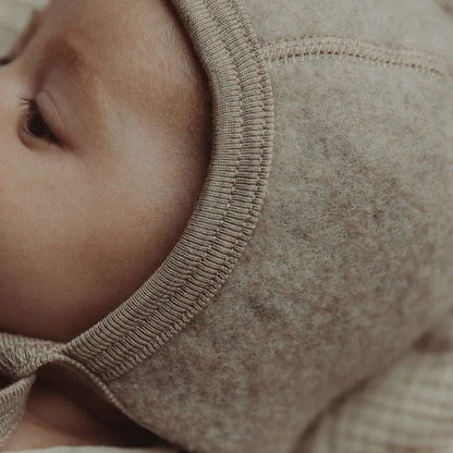 Strik mutsje - Bonnet - Wol fleece - Biologisch merino wol - Engel Natur close up baby 