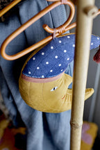 Aranya Hanger Nature – Bloomingville MINI: Detailansicht eines Bügels an einer hölzernen Kleiderstange.