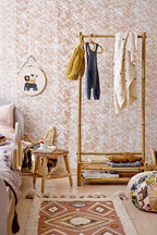 Aranya Hanger Nature – Bloomingville MINI: Kleiderbügel an einer Holzstange im Kinderzimmer.