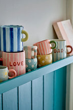 Cherish Mug Rose – Bloomingville: Verschiedene bunte Tassen auf einem Schrank.