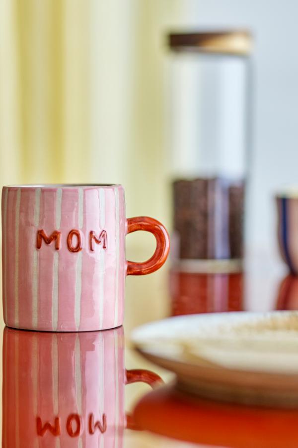 Cherish Mug Rose – Bloomingville: rosa Mom-Tasse auf einem Tisch.