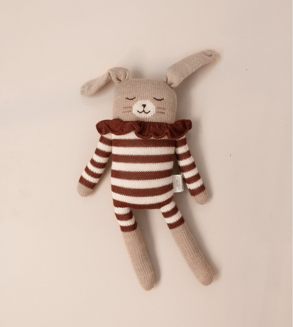 Grote konijnenknuffel Sienna Striped Romper – 100% baby alpaca – Main Sauvage