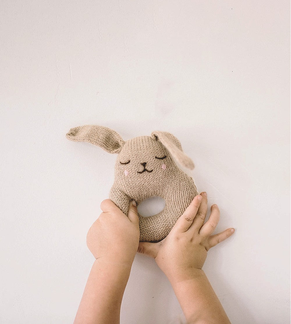 Sanfte Rassel - Hase - Alpaka-Wolle - Sand/Beige - Main Sauvage