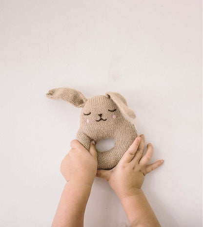 Sanfte Rassel - Hase - Alpaka-Wolle - Sand/Beige - Main Sauvage