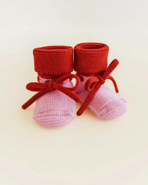 Booties – Baby Slofjes – HVID: rood-roze gebreide slofjes met striksluiting.