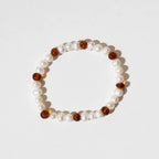 Pearly Caramel Bracelet – Damenarmband mit Süßwasserperlen und karamellfarbenem Bernstein – Nirrimis