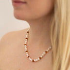 Pearly Caramel Adult Necklace – Damesketting met zoetwaterparels en karamelkleurig barnsteen – Nirrimis