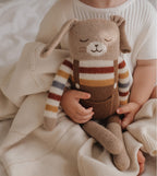 Grote konijnenknuffel Romy Rainbow Sweater – 100% baby alpaca – Main Sauvage