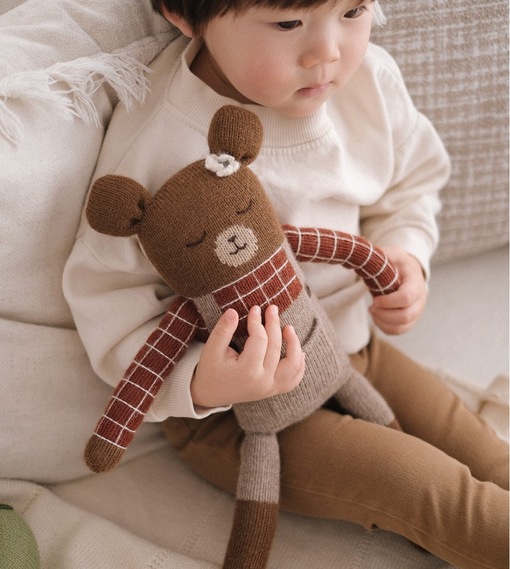 Grote knuffelbeer Milo Sienna Plaid – 100% baby alpaca – Main Sauvage