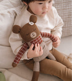 Grote knuffelbeer Milo Sienna Plaid – 100% baby alpaca – Main Sauvage