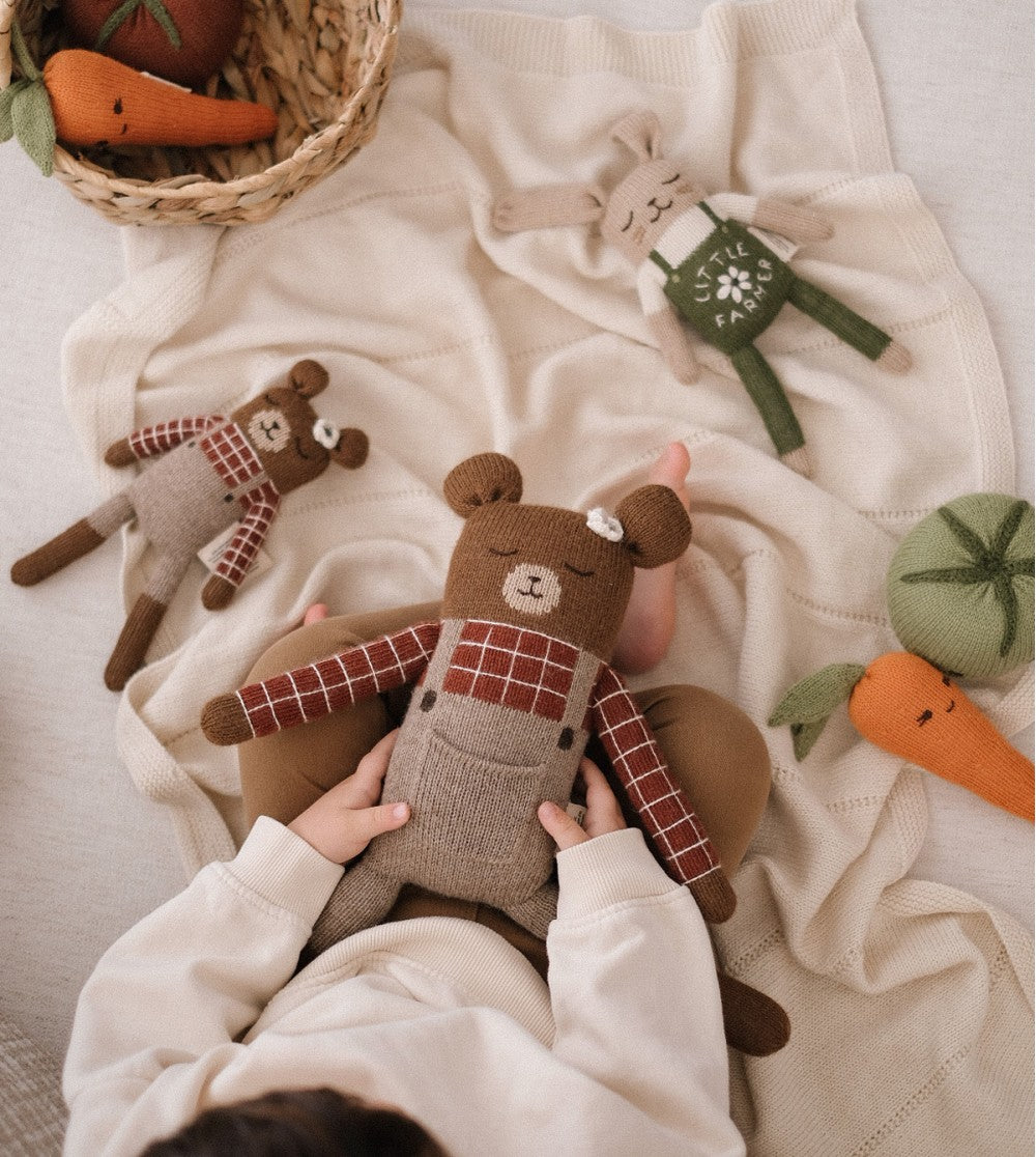 Grote knuffelbeer Milo Sienna Plaid – 100% baby alpaca – Main Sauvage