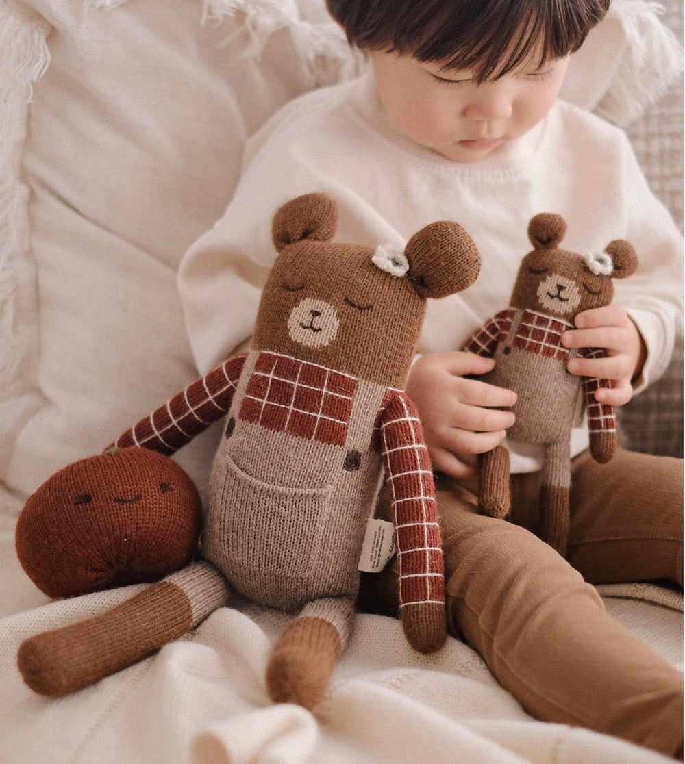 Grote knuffelbeer Milo Sienna Plaid – 100% baby alpaca – Main Sauvage