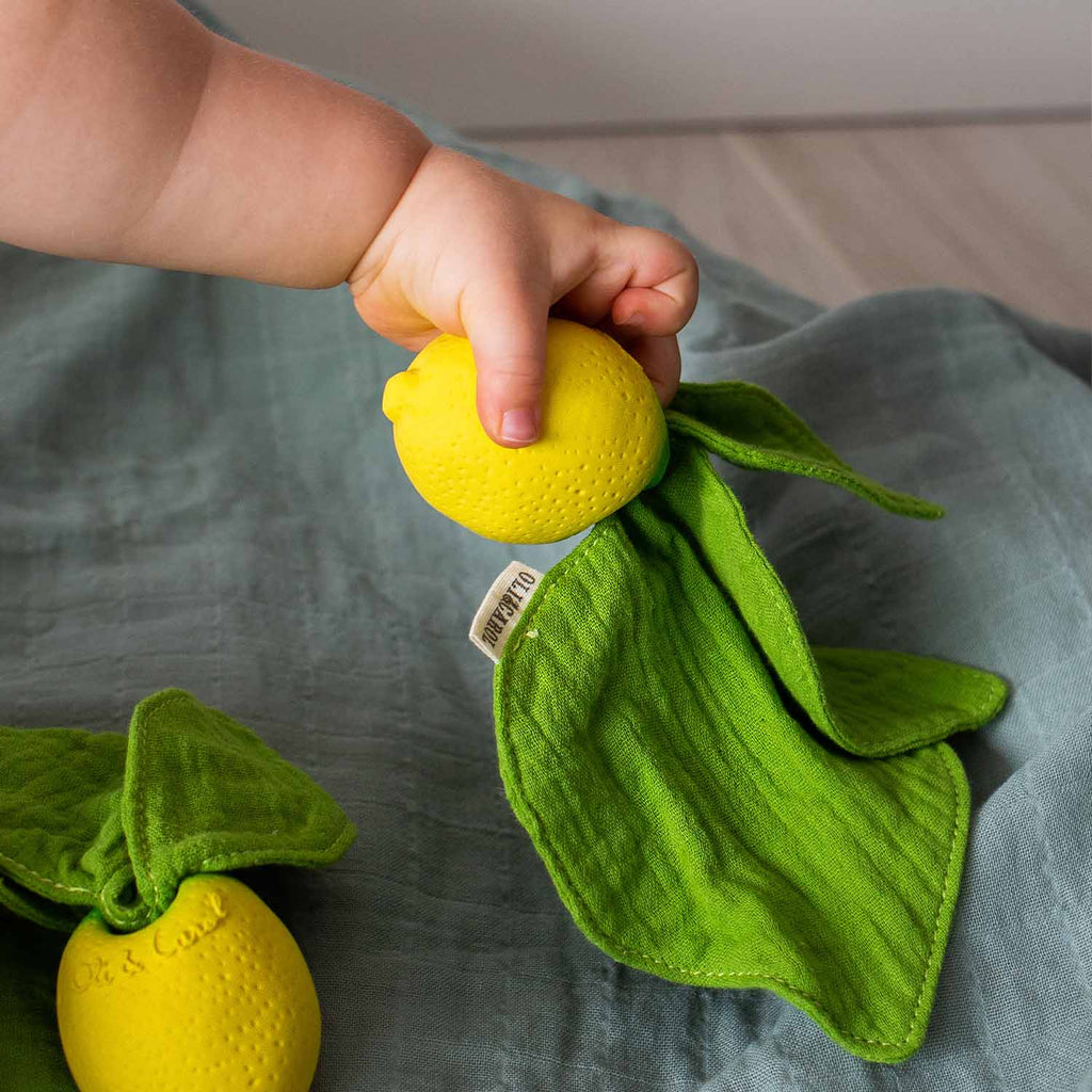 Mini knuffeldoekje & bijtring Lou the Lemon - Natuurrubber & mousseline - Oli & Carol - productfoto - afbeelding 2