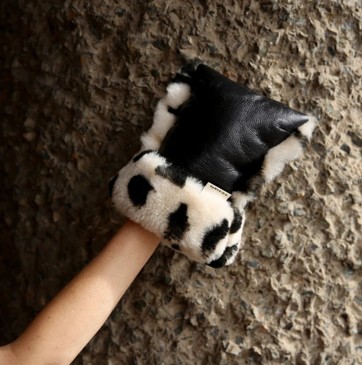 Kinderwagenfäustlinge aus Merino-Lammfell – Schwarz + Toast – BINIBAMBA