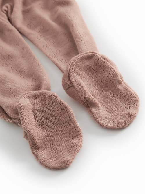 Weicher MarMar Copenhagen Piva Pointelle-Merinowollstrampler mit Füßchen für Neugeborene – wärmeregulierend und kratzfrei, Detail Burnt Rose Rosa