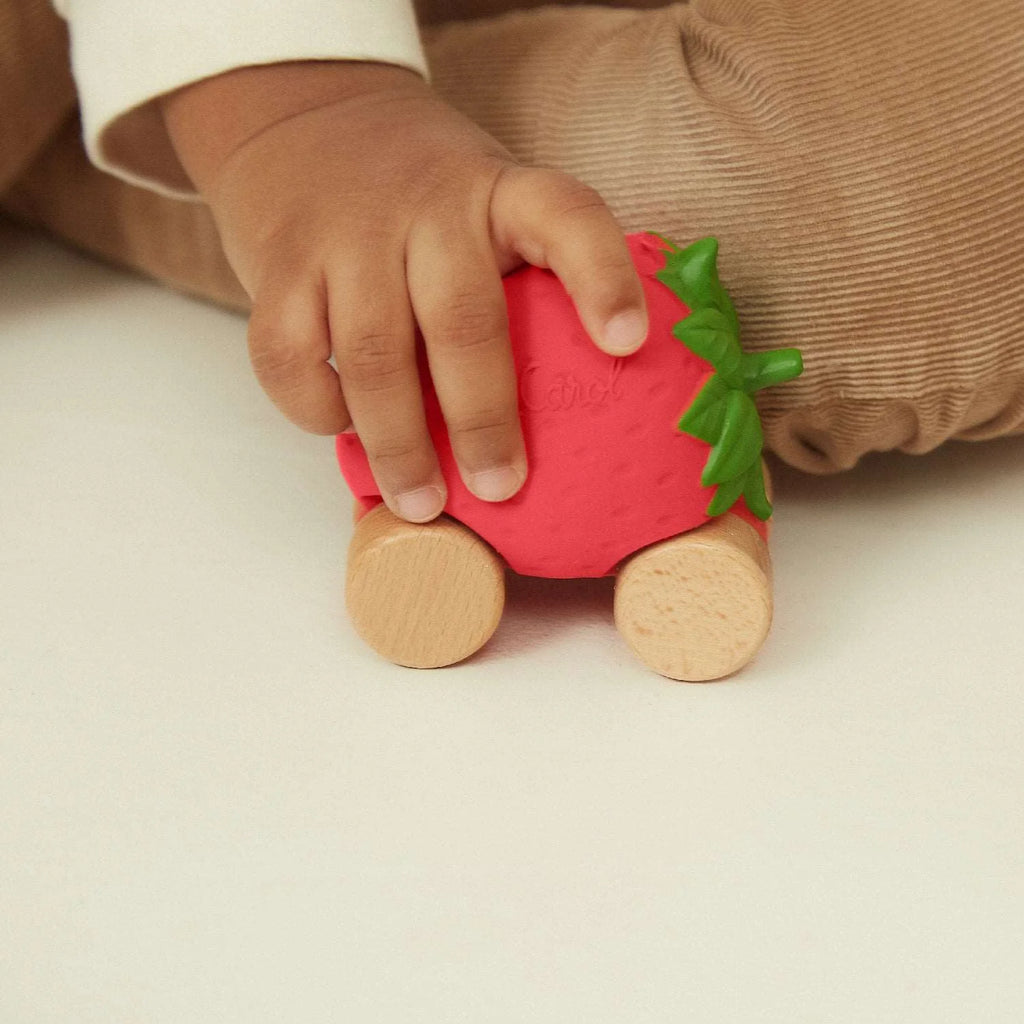 Speelgoedauto Sweetie the Strawberry met garage & racebaan - 0+ jaar - Natuurrubber & FSC-hout - Oli & Carol - productfoto - afbeelding 2