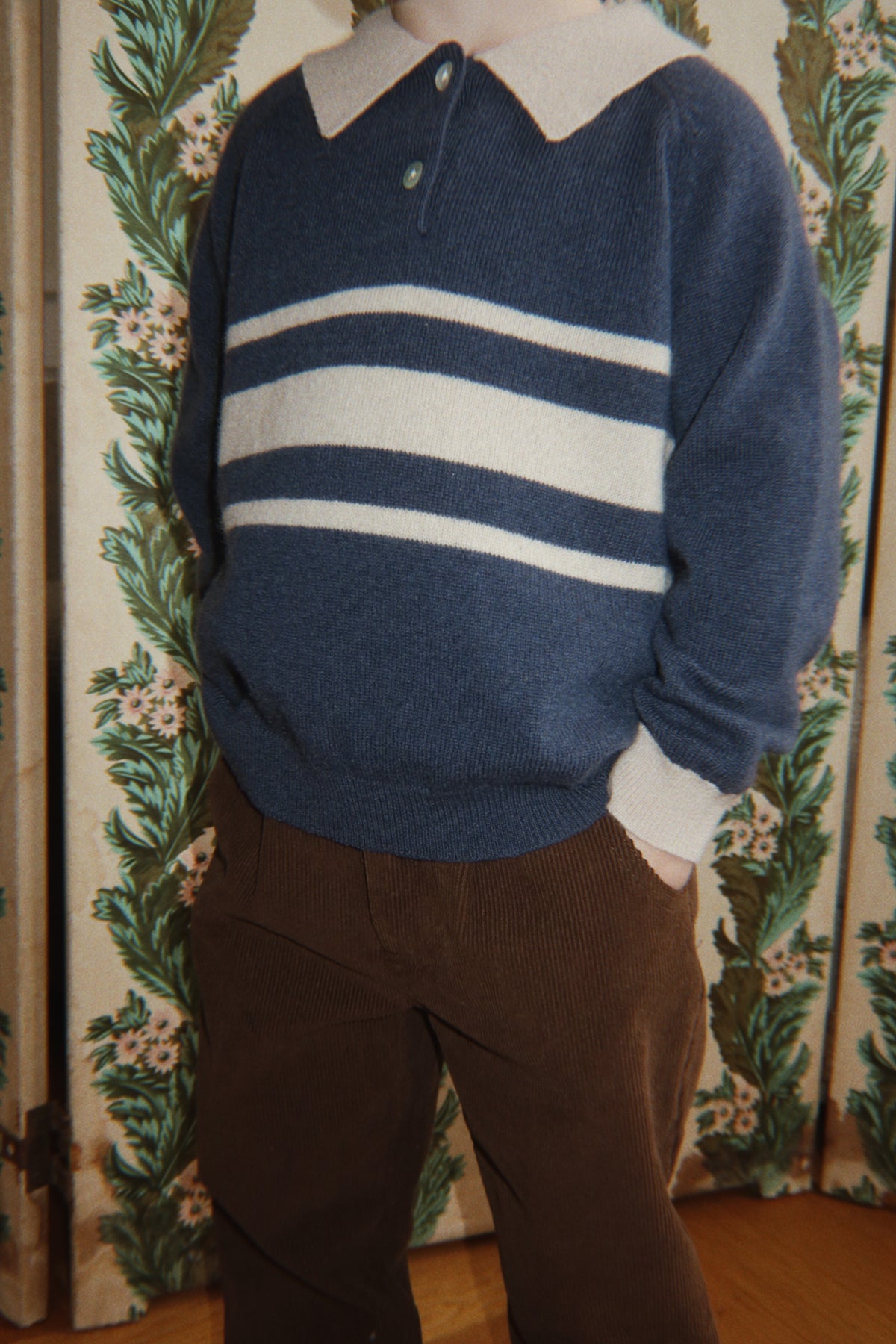 Wollen polo Basi – Dark Blue Stripe – Konges Sløjd: detail van de gedragen donkerblauwe polo met lichte strepen.