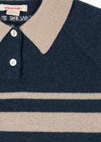 Wollen polo Basi – Dark Blue Stripe – Konges Sløjd: detail van de lichte kraag, knopen en strepen van de blauwe polo.