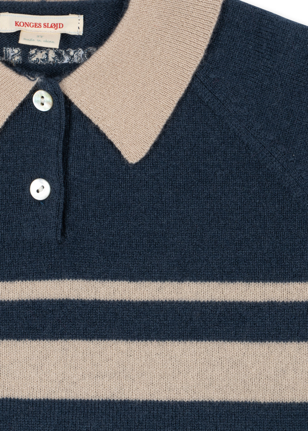 Wollen polo Basi – Dark Blue Stripe – Konges Sløjd: detail van de lichte kraag, knopen en strepen van de blauwe polo.