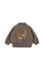 Veste thermique Juno Bomber – Walnut – Konges Sløjd : dos du blouson bomber marron avec grande illustration de léopard.