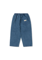 Denim broek Magot – Denim Blue – Konges Sløjd: achterkant van de blauwe denimbroek met zakje.