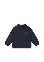 Polo sweater Spotty LS – Navy Blazer – Konges Sløjd: achterkant van de donkerblauwe polosweater.