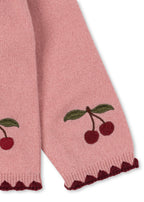 Wollen vest Collette – Pale Blush – Konges Sløjd: detail van de roze mouw met kersen en donkere boord.