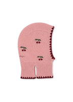 Woll-Balaclava Collette – Pale Blush – Konges Sløjd: rosa Strick-Balaclava mit Kirschen und dunklem Saum, von der Seite.