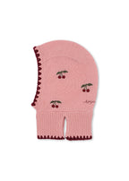 Woll-Balaclava Collette – Pale Blush – Konges Sløjd: rosa Strick-Balaclava mit Kirschen und dunklem Saum, von der Seite.