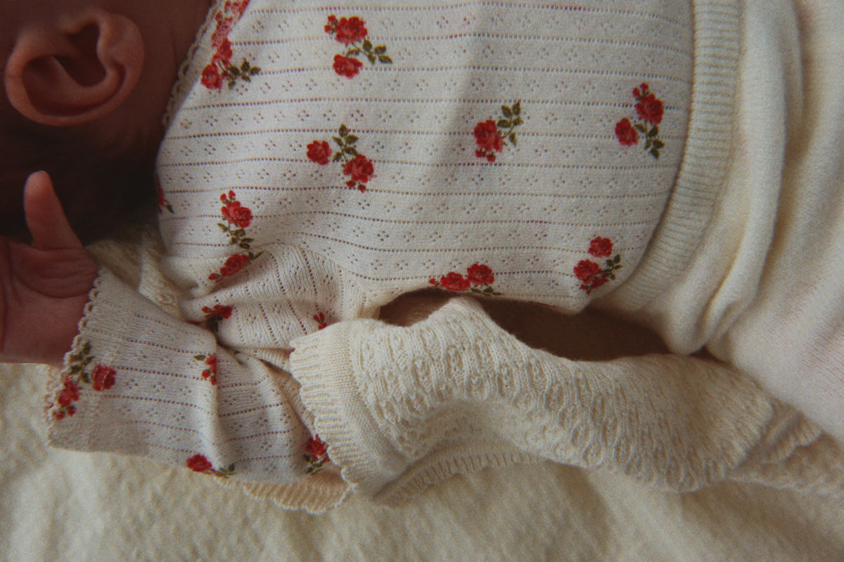 Minnie Newborn Body – Rosa Rouge – Floral wrap onesie – GOTS organic cotton – Konges Sløjd