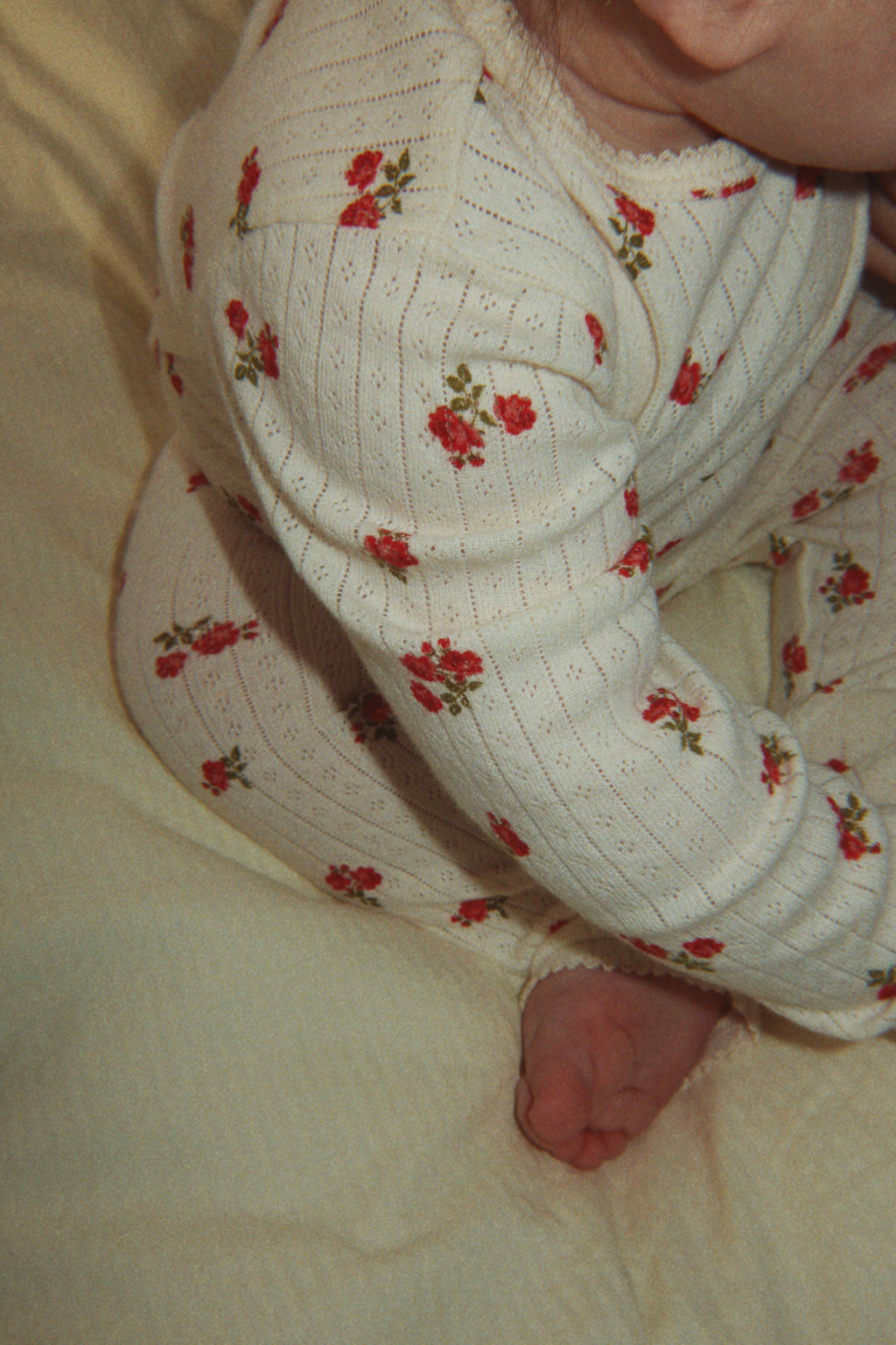 Minnie Pants – Rosa Rouge – Weiche Babyhose mit Blumenprint – GOTS Bio-Baumwolle – Konges Sløjd